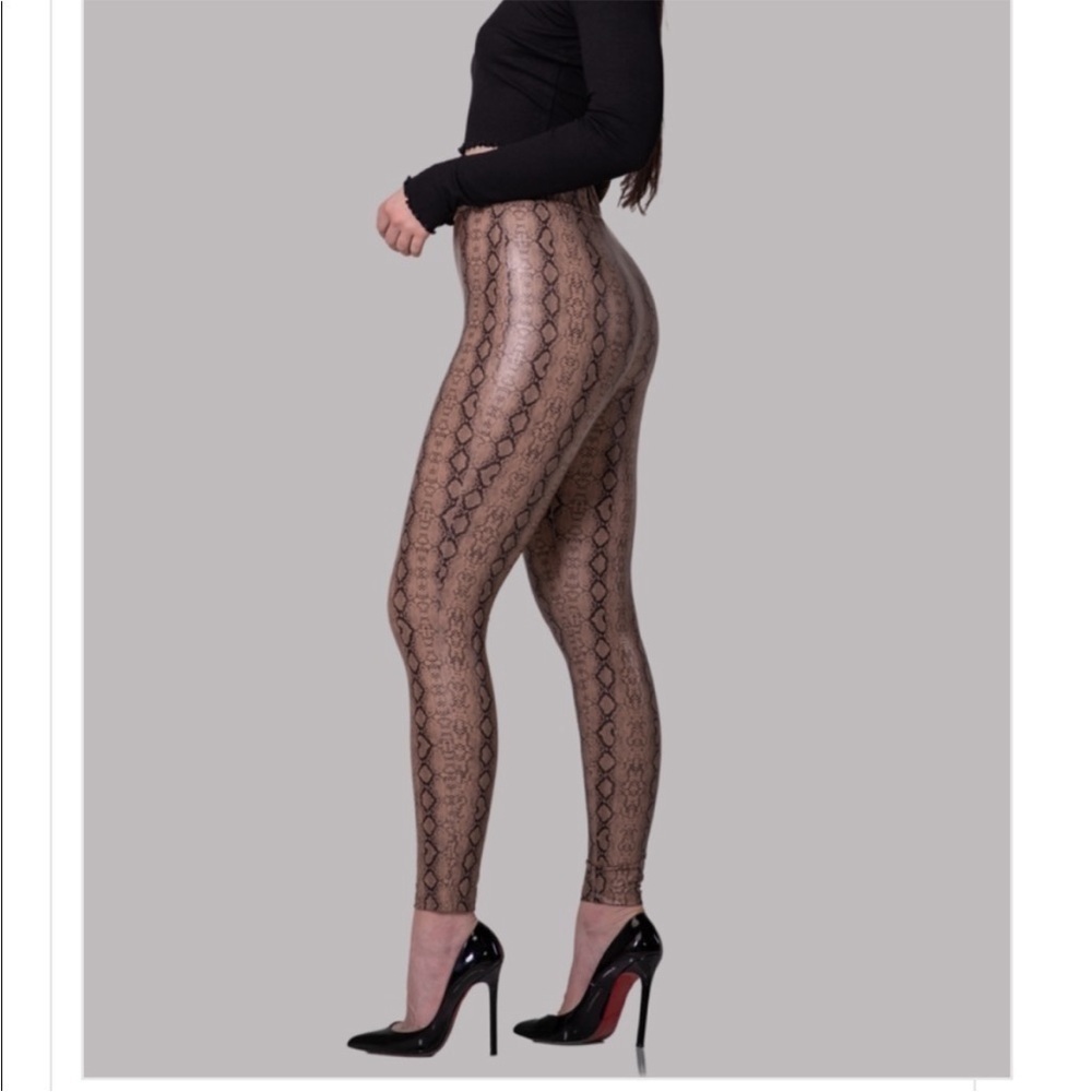 Elegant Snake Print Women's Leggings - Picture 2 of 5